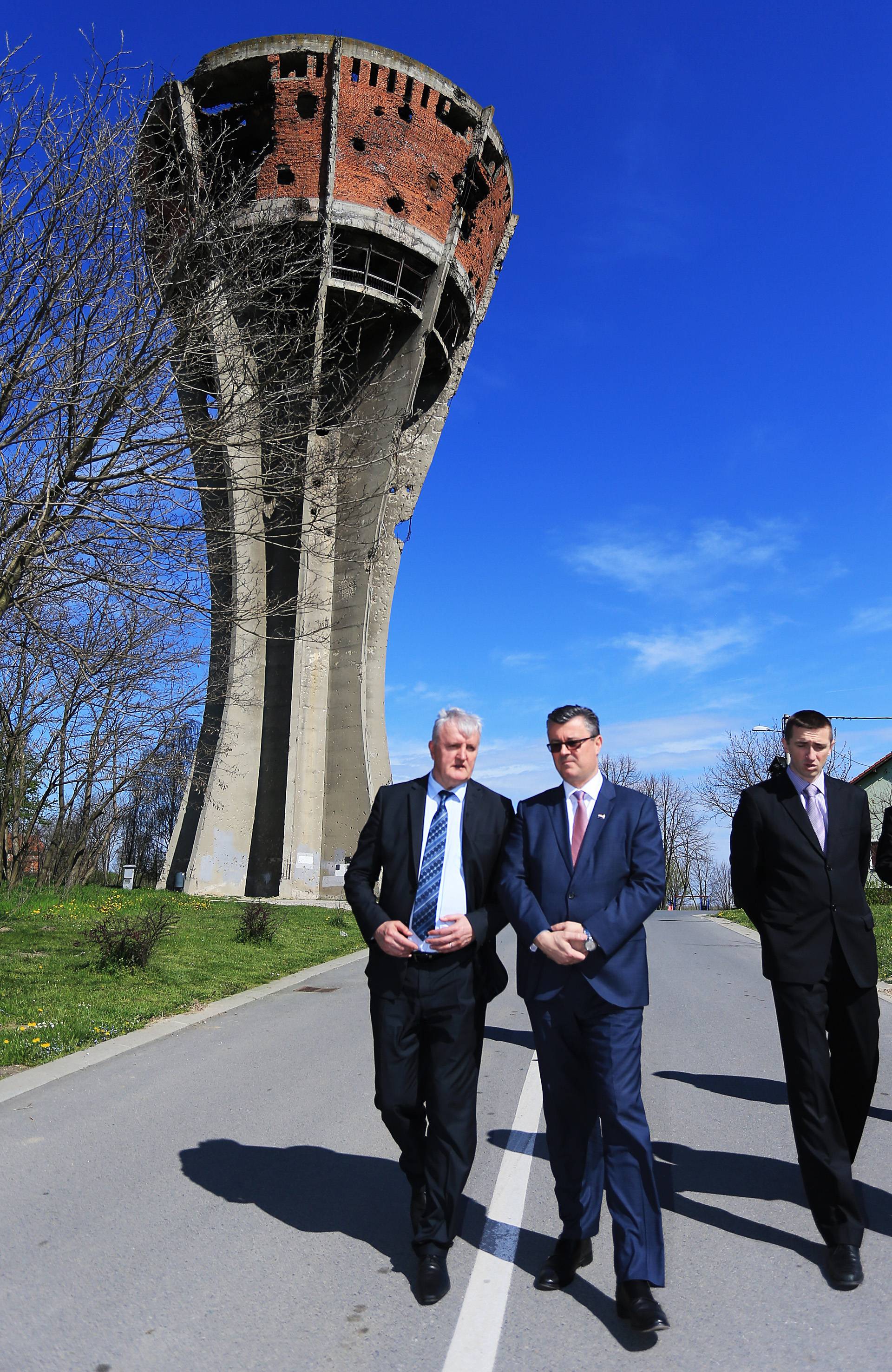 Orešković  u Vukovaru: Položio vijence u spomen na poginule