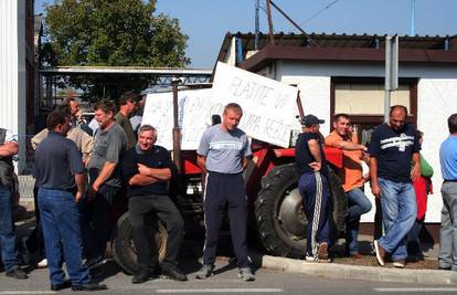 Mljekari su ulaz u tvornicu blokirali s 50-ak traktora