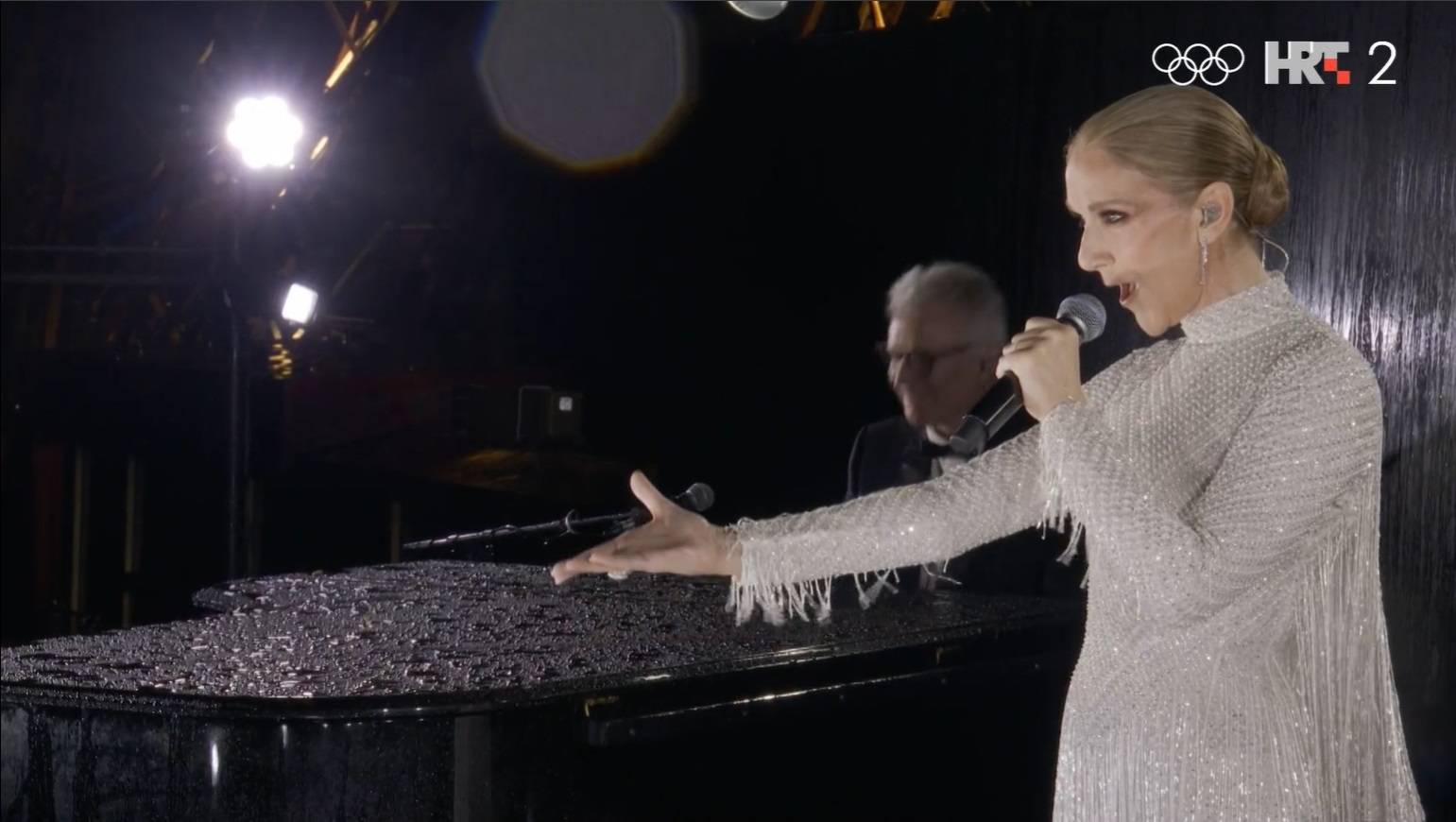 Emotivan nastup Celine Dion s Eiffelovog tornja mnogima je izmamio suze: I nebo je plakalo