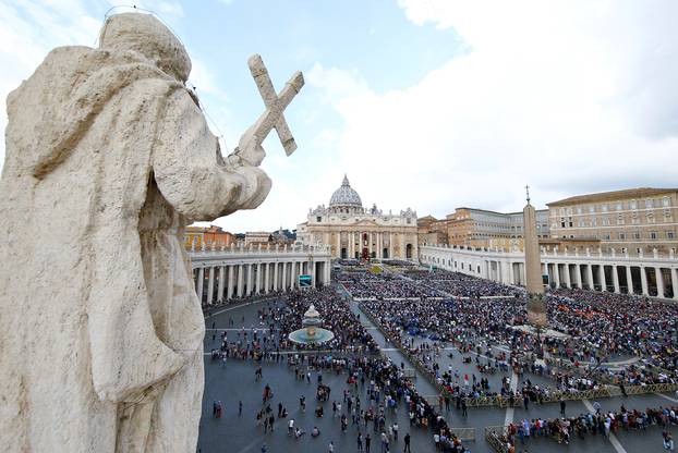 Pope Francis leads the Easter mass in Saint Peter