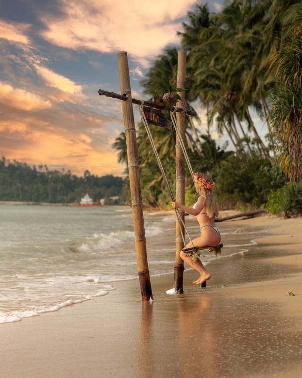 FOTO Ova 'crvena vražica' mami poglede i drugih navijača. Ili je u dresu, ili se fotka u bikiniju...