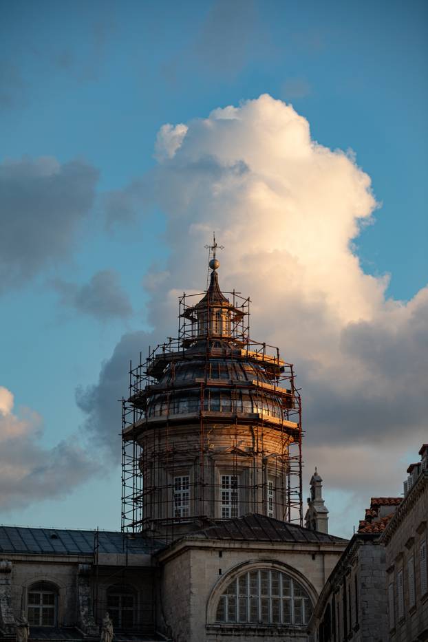 Sunčan dan u Dubrovniku posjetitelji iskoristili za odmor ili obilazak znamenitosti