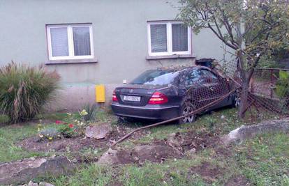 Mercedesom udario Audi, pobjegao i zabio se u kuću