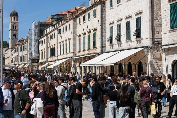 Dubrovnik: Veliki broj turista u razgledavanju grada
