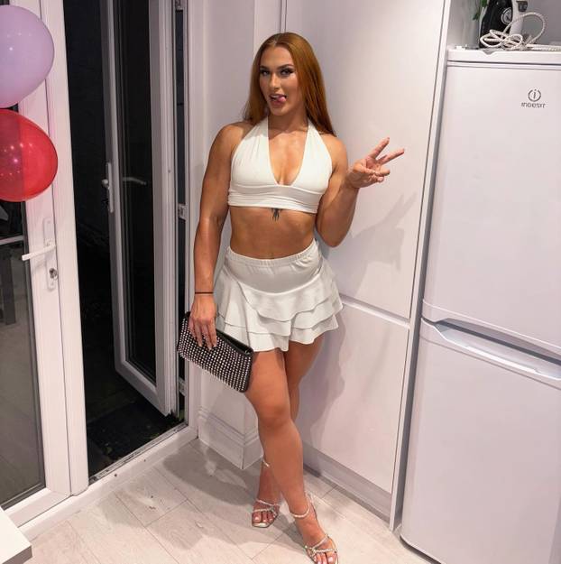 FOTO Ona može sve! Bacala je kuglu pa postala 'kraljca leda', a sjajnom figurom golica maštu