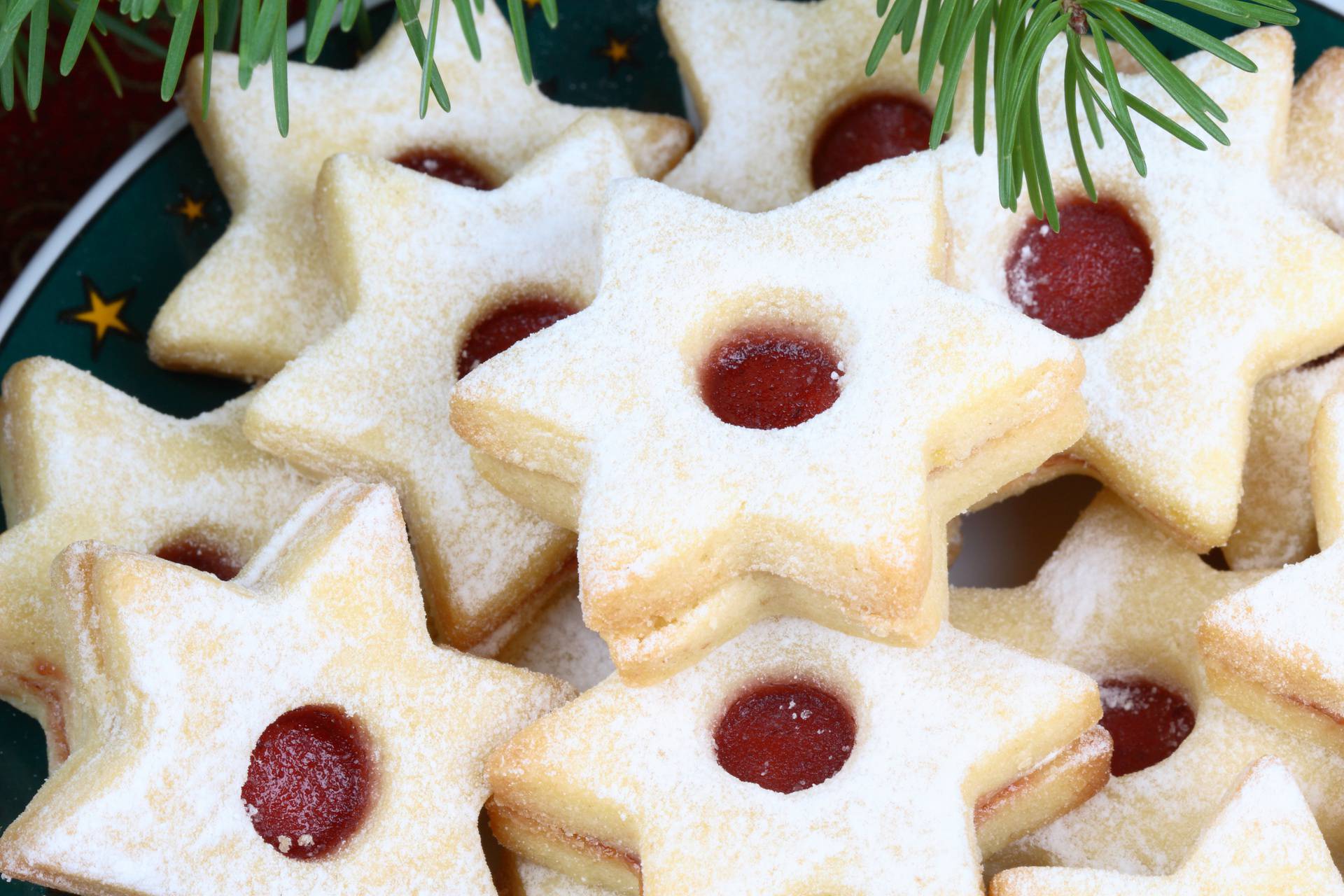 Recepti za božićne kolače koji mogu stajati: Linzeri, breskvice, medenjaci, kiflice, paprenjaci...