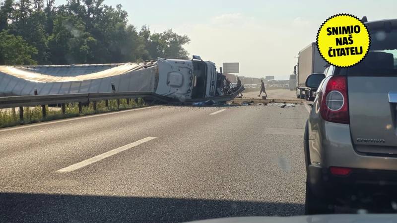 FOTO Kamion se prevrnuo na A3 kod Rugvice, prekinut promet u oba smjera: 'Zablokirao je sve'