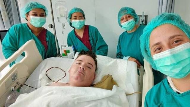 Pakračanin Karlo (23) operiran u Bangkoku: 'Liječnici sretni, a Karlo presretan! Probudio se'