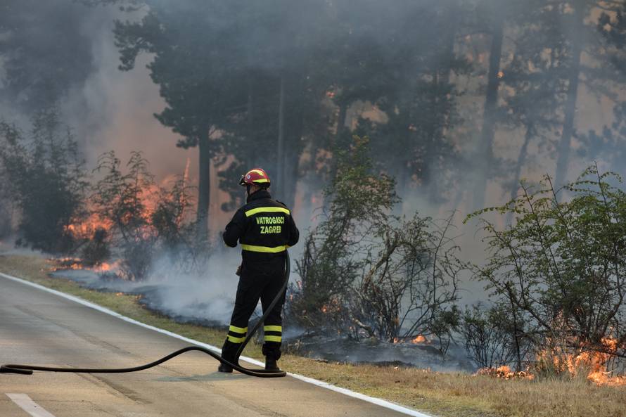 Zapalio travu uz prugu: Nisu mogli ugasiti vatru pa pobjegli