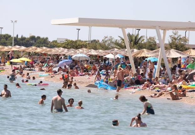 Brodarica: Turisti osvježenje od vrućine pronašli na plaži Rezalište