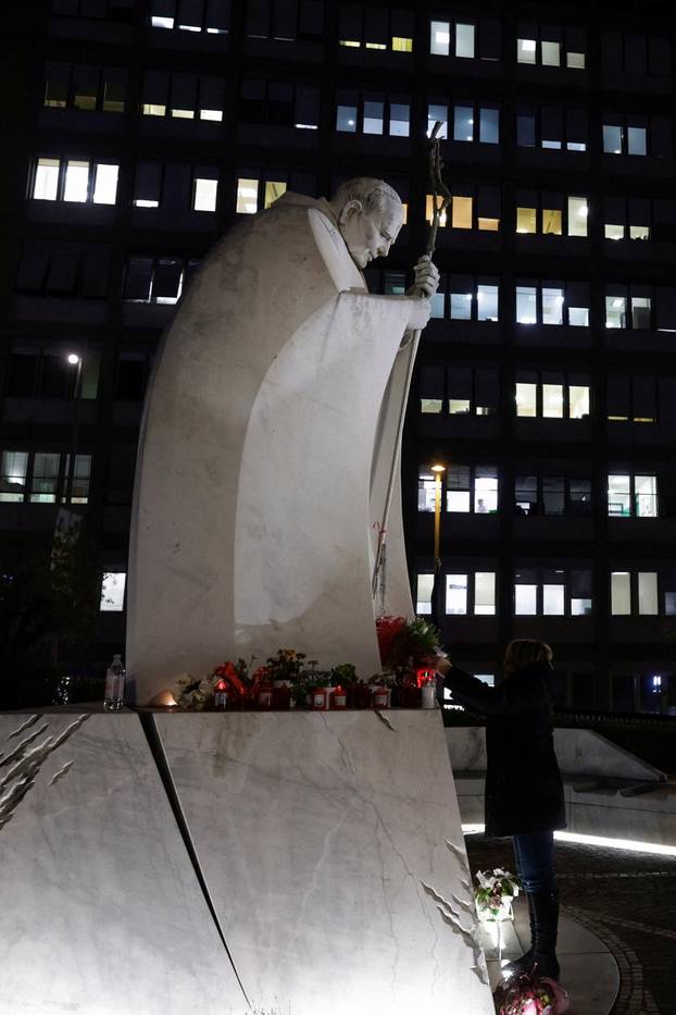 Pope Francis continues treatment for a respiratory tract infection at Gemelli hospital