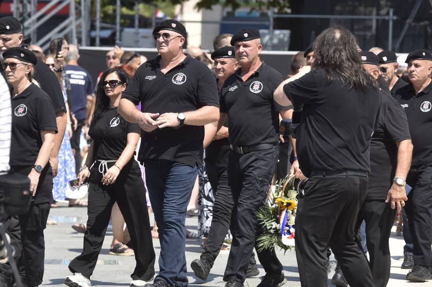 Knin: Pripadnici HOS-a odali počast braniteljima na spomeniku Oluja 95