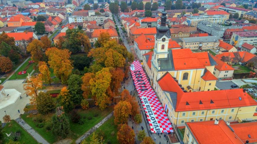 Vatrena fešta: Bjelovar prekrila megazastava od gotovo 100 m!