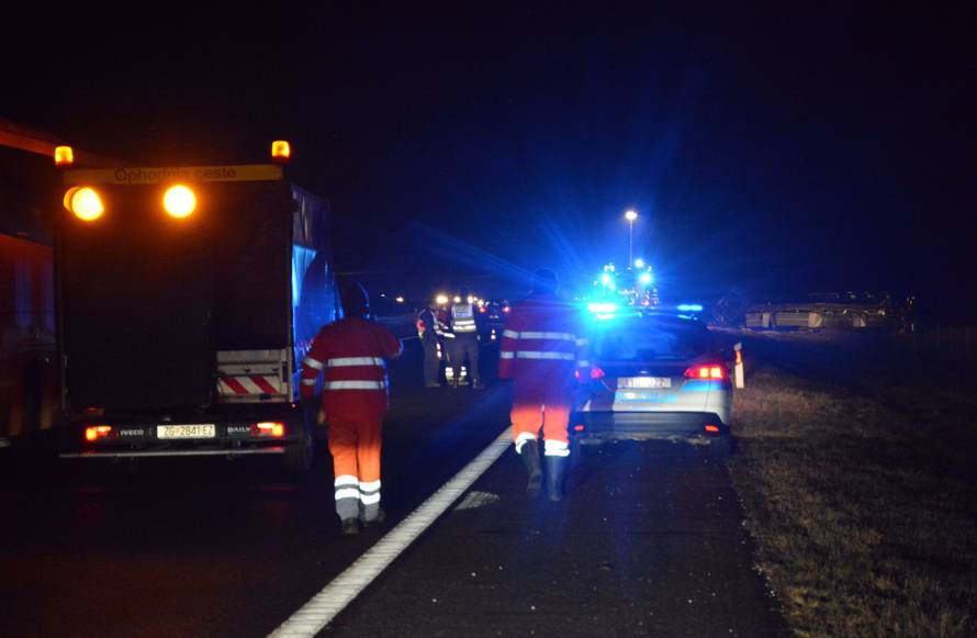 Na autocesti Bregana-Lipovac prevrnula se cisterna i zapalila