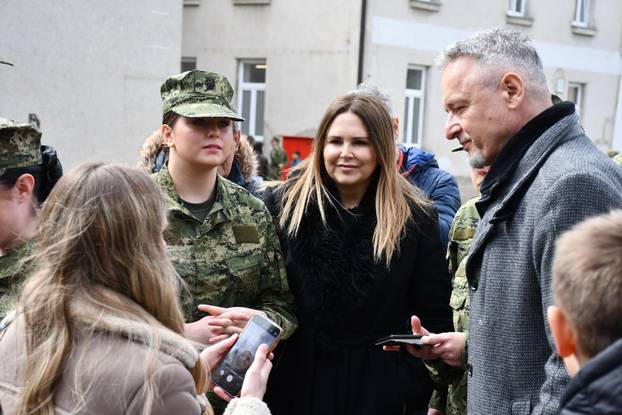 Na svečanoj prisegi ročnika u Požegi pozornost je privukla Diva Perković, kći pjevača Marka Perkovića Thompsona