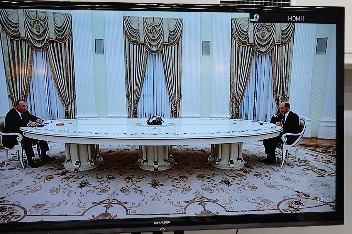 Razgovor Putina i Scholza počeo za poznatim 6 m dugim stolom