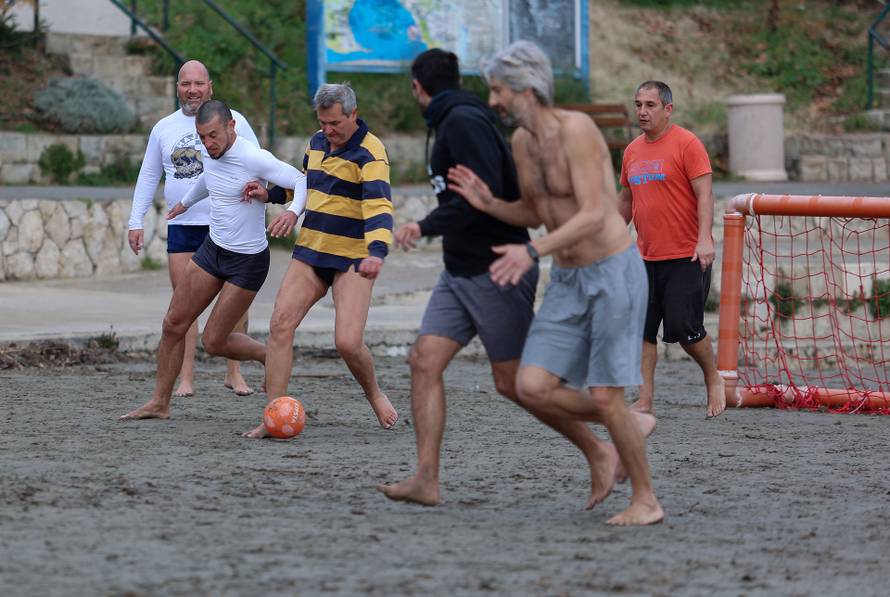 Split: Unatoč kiši na Bačvicama je bila gužva