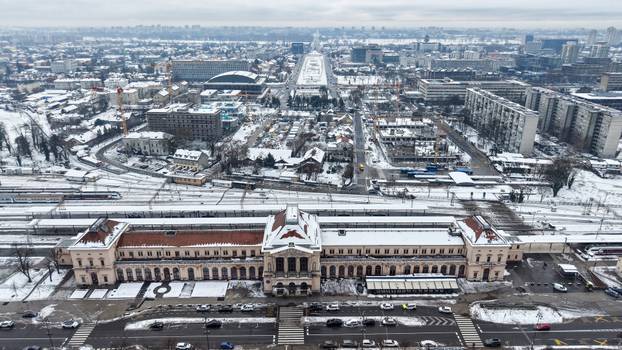Pogled iz zraka na centar Zagreba prekriven snijegom