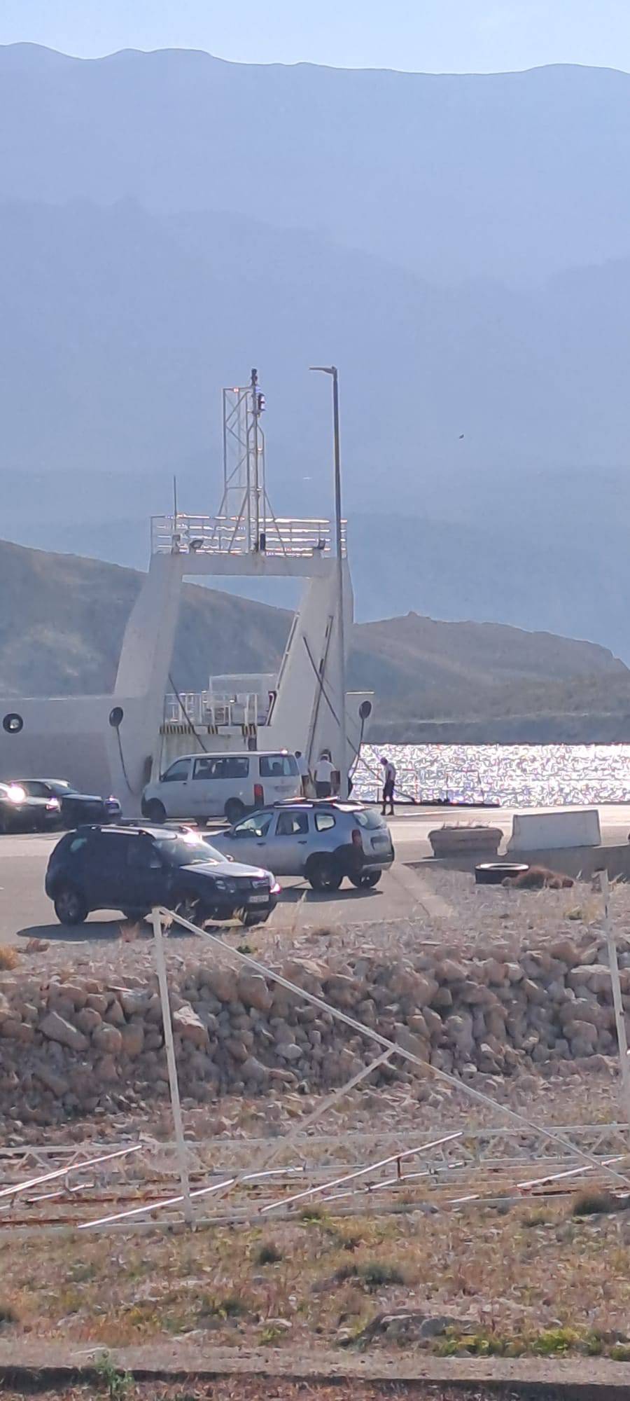 FOTO Trajektu Rapske plovidbe pukla sajla: 'Nema ozlijeđenih, putnike je na kopno vozio drugi'