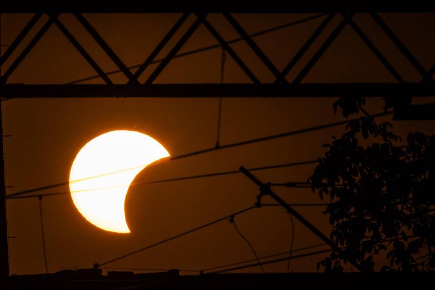 Zagreb: Pogled na pomrčinu sunca iznad Podsuseda