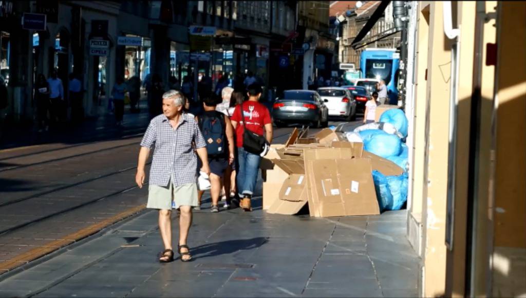 Hrpa smeća u centru Zagreba: Prolaznici ga u šoku zaobilazili