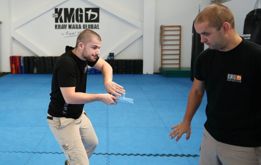 Naučite se spasiti od napada palicom, nožem i pištoljem!