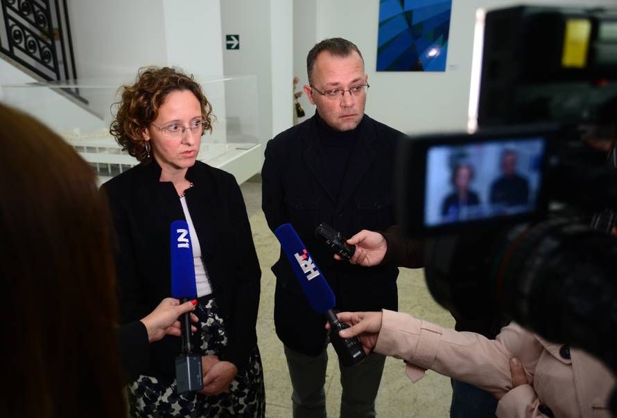 Kavalir Hasanbegović dočekao svoju nasljednicu s cvijećem