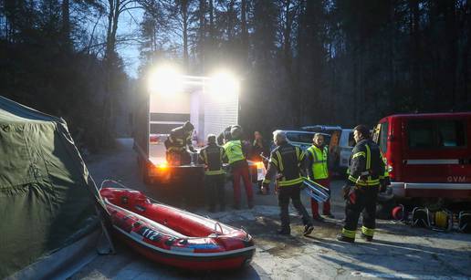 24sata u špilji u Sloveniji gdje je tročlana obitelj i dvoje špiljskih vodiča bilo danima zarobljeno