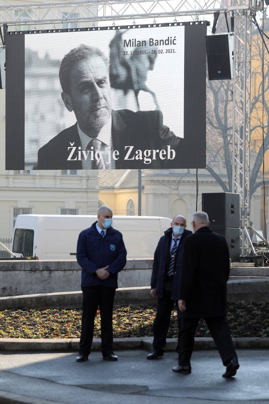 Zagreb: Građani na videozidu prate komemoraciju povodom smrti gradonačelnika Bandića