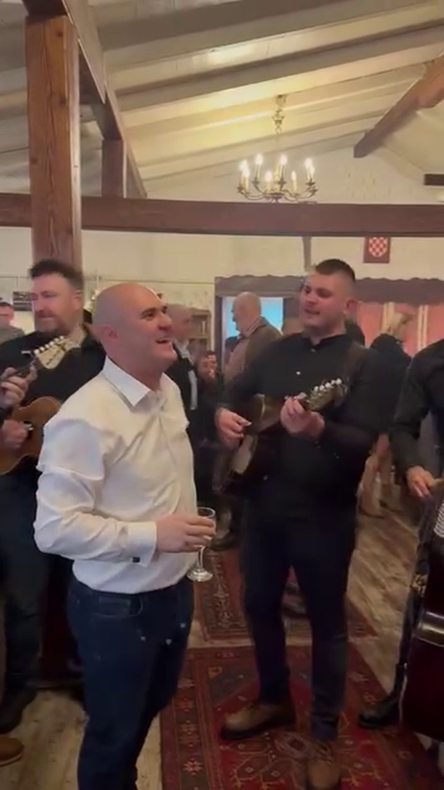 VIDEO Dao djetetu da puca iz puške, sad na rođendanu pjeva: 'Tjeraju me do tamnice puste...'