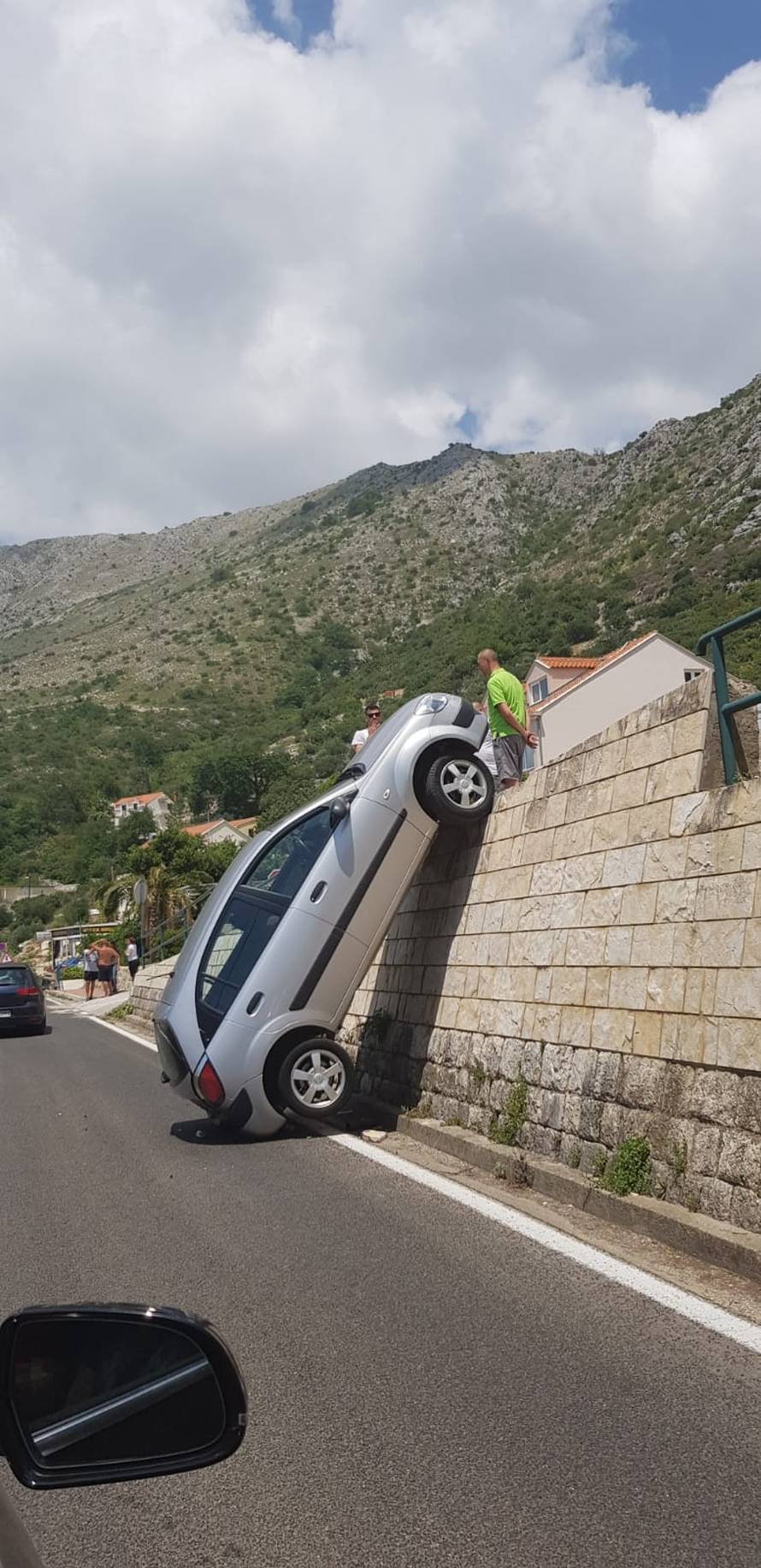 Vertikalno parkiranje? Bizarna nezgoda u Župi dubrovačkoj...