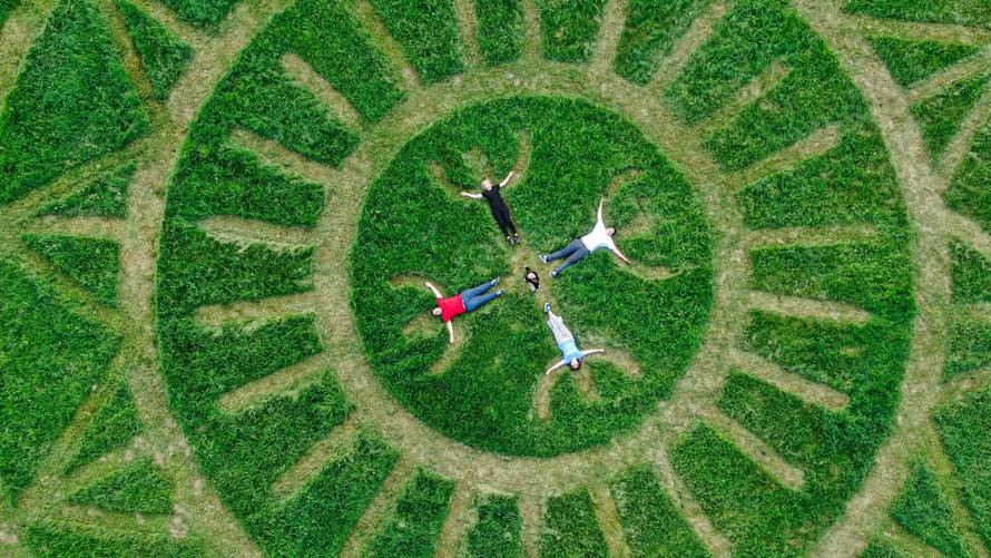 Učenici osječke Primjenjene s kiparom Nikolom Fallerom umjetnički pokosili travnjak