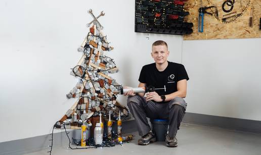 Pogledajte od &ccaron;ega je Doctor DS izradio bo&zcaron;i&cacute;no drvce