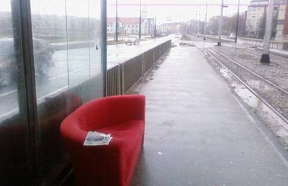 Luksuzna stanica: Putnici su tramvaj čekali na kauču