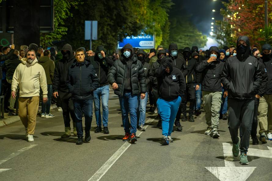 Podgorica: Stotine građana prosvjeduje ispred zgrade Vlade Crne Gore nakon ranjavanja mladića iz Podgorice u incidentu za koji su osumnjičeni državljani Turske i Azerbejdžana