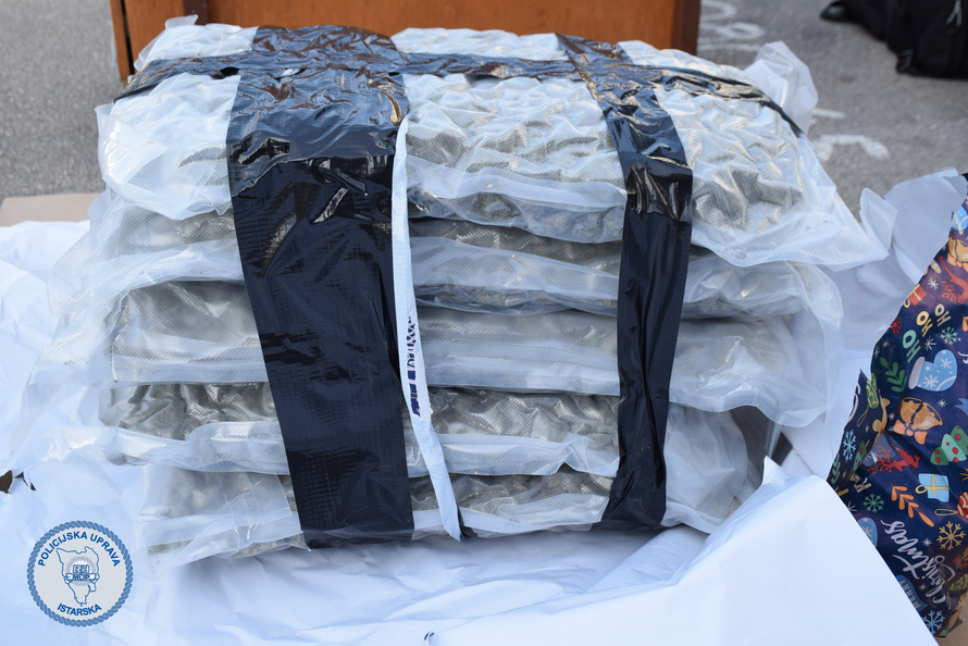 FOTO Ovo sigurno nije Djedica poslao! Kod Umaga su našli drogu u božićnim poklonima!