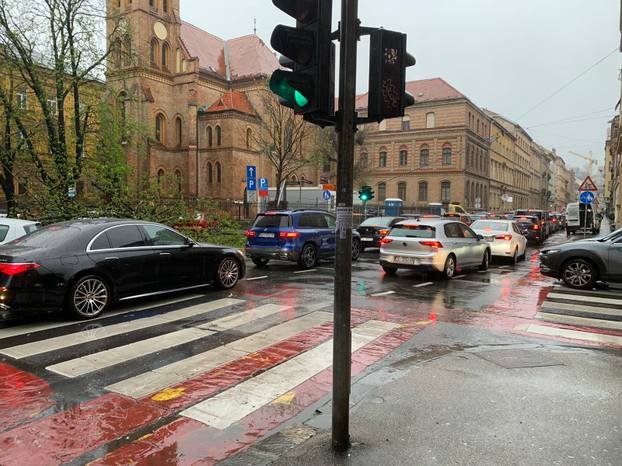 FOTO Apokalipsa u Zagrebu: Stabla drobila automobile, izdano novo upozorenje!