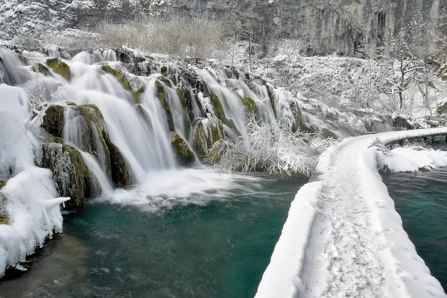 Zakoračite u 2026. godinu među slapovima i u zimskoj magiji Plitvica! Evo što vam sve nude
