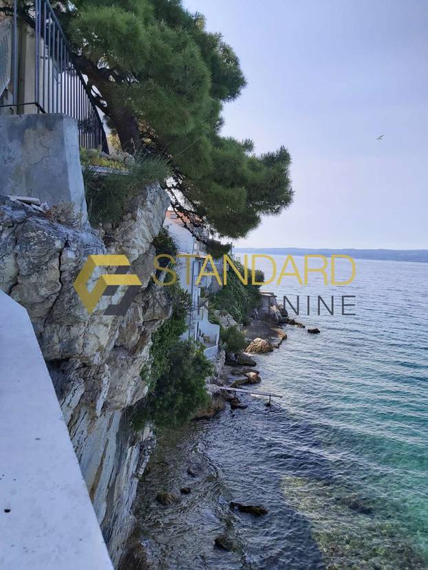 FOTO Prodaje se kuća koja 'visi' sa stijene u Stobreču: 'Prvi red do mora, ekskluziva'. Evo cijene