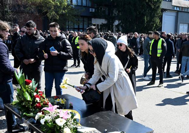 Skopje: Građani ispred Tehnološkog fakulteta upalili svijeće za sve poginule u požaru