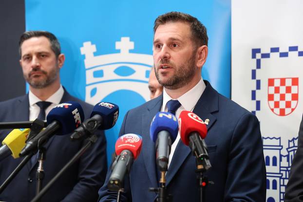 Split: Premijer Plenkovi&cacute; obratio se medijima nakon sve&ccaron;anosti uru&ccaron;enja i potpisivanja niza ugovora i sporazuma