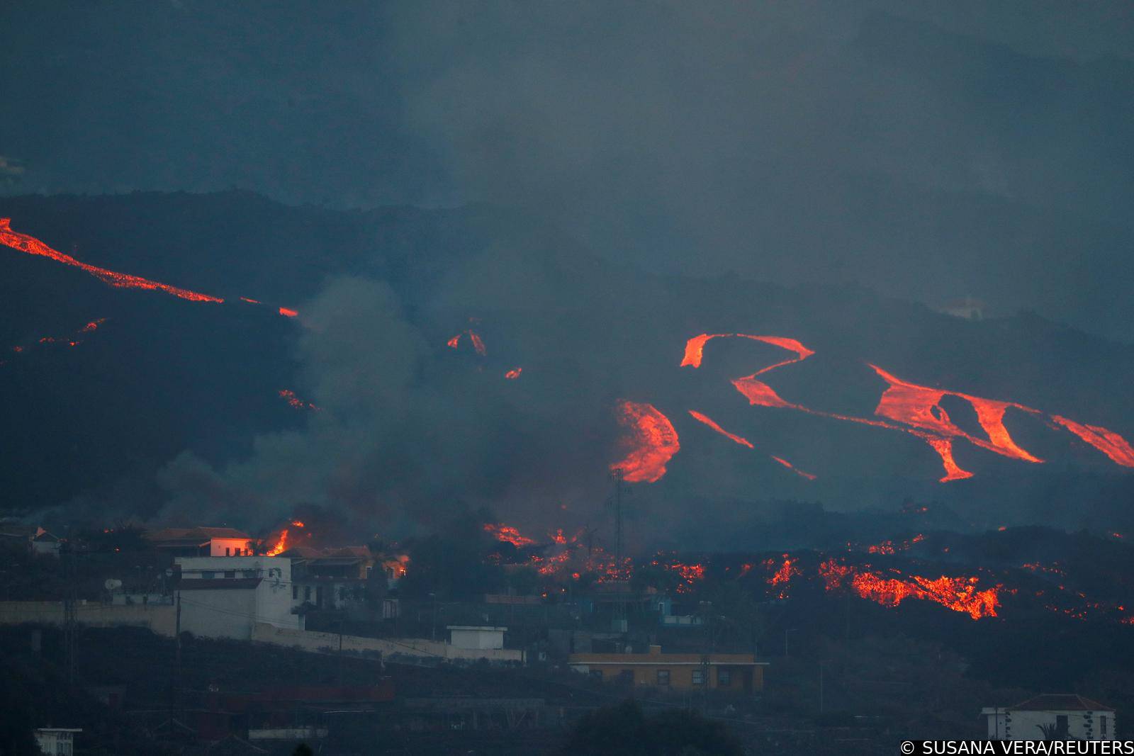 Cumbre Vieja volcano continues to erupt on the Canary Island of La Palma