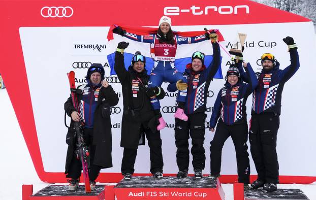 THE CANADIAN PRESS 2025-12-06