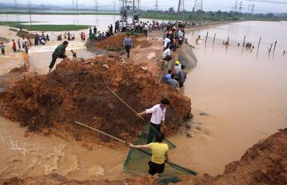 Kina: Zbog kiša evakuirali 80.000 ljudi, deseci mrtvih