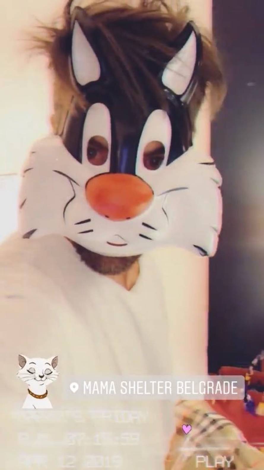 Šuput izletjele grudi: Grubnić ju vrti, a zaručnik šalje cvijeće