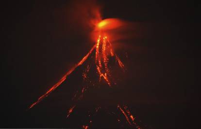 Lijep i smrtonosan: Vulkan Mayon pljucka lavu i pepeo
