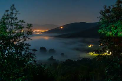 FOTO Mjesto Bisko je 'nestalo' pod gustom maglom, Karlovac je izgledao kao u bajci...