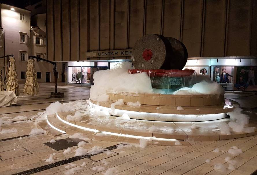 Zapjenio se korzo: Ubacili su deterdžent za suđe u fontane