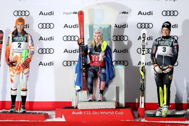 Petra Vlhova, Mikaela Shiffrin i Anna Swenn Larsson na postolju nakon odvožene druge vožnje ženskog slaloma 
