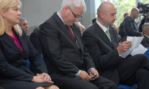 Josipović sakrio mobitel među noge na danu općine